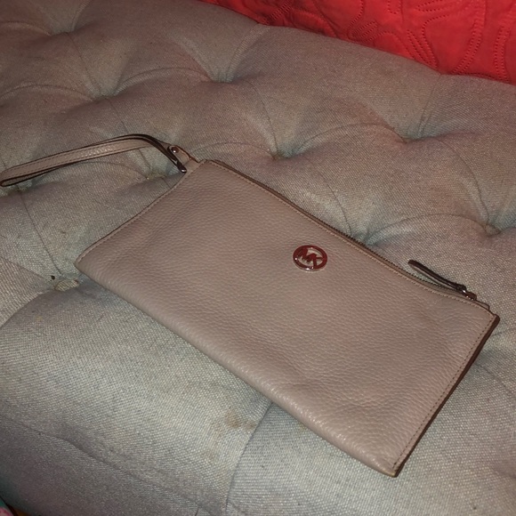 Michael Kors Fulton wristlet - Picture 1 of 4
